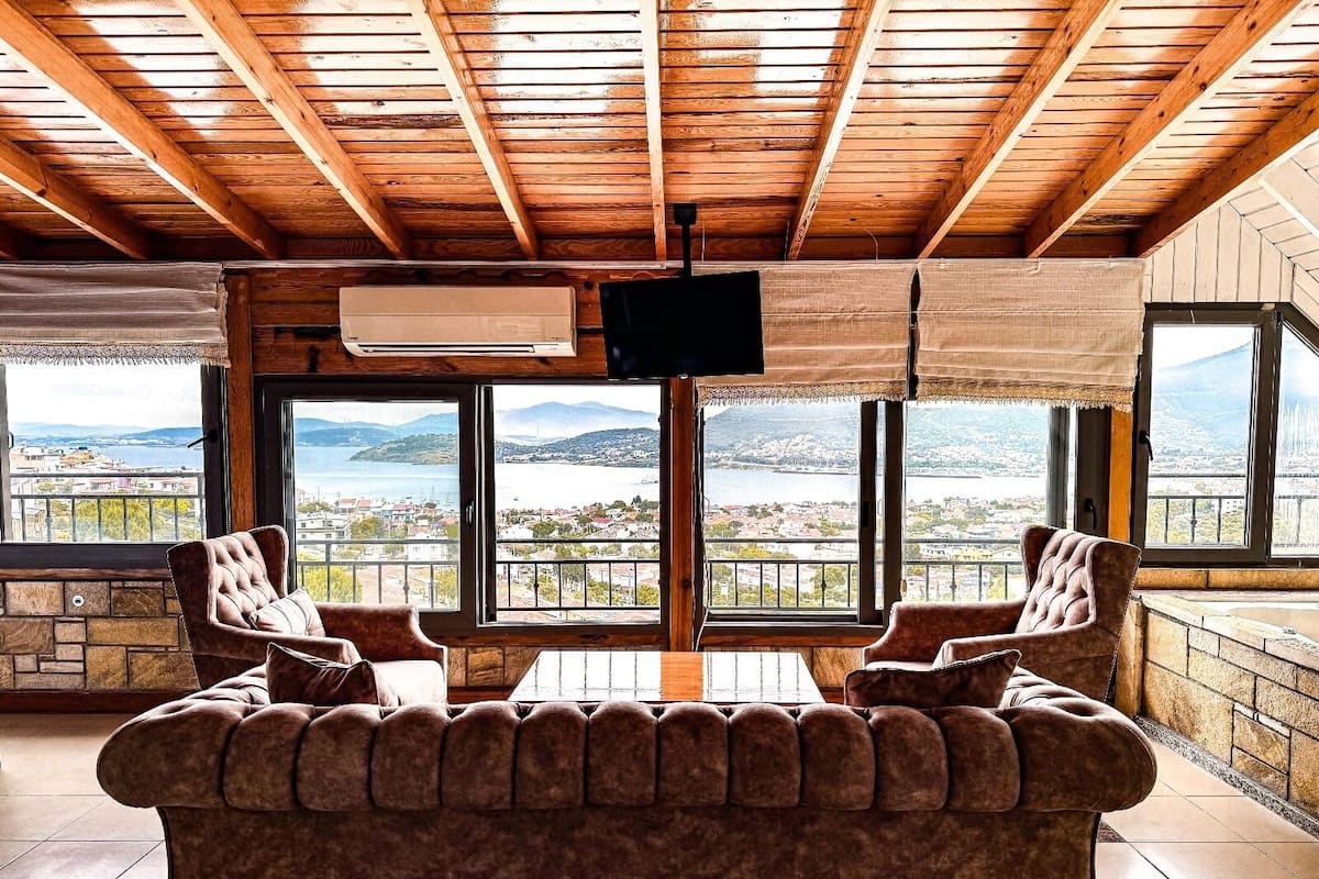 Deluxe Room, Hot Tub, Sea View | Living area