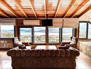 Deluxe Room, Hot Tub, Sea View | Living area - Paska otel (Foça)