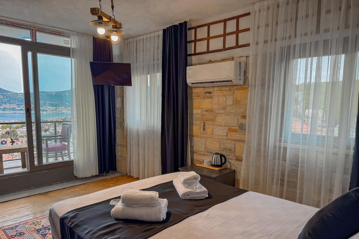 Deluxe Room, 1 Bedroom, Smoking, Sea View | Laptop workspace, iron/ironing board (on request), bed sheets