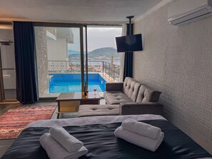 Espacio para trabajar con laptop y tabla de planchar con plancha