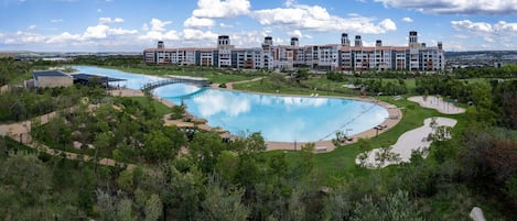 2 piscines extérieures, parasols de plage, chaises longues