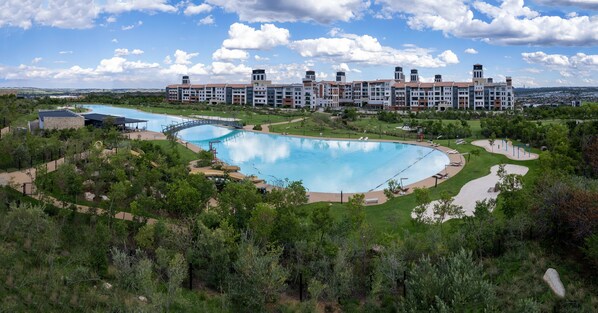 2 ulkouima-allasta, aurinkovarjoja, aurinkotuoleja