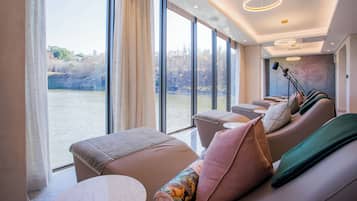 Sauna, steam room, Turkish bath/hammam, body treatments, aromatherapy