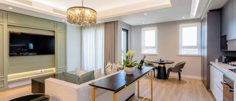 Una sala de estar moderna con una isla central, un comedor y una cocina.