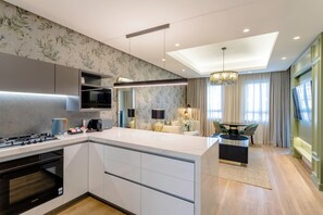 Deluxe Apartment, 1 Bedroom, Bathtub, Courtyard View | Private kitchen | Fridge, microwave, oven, stovetop