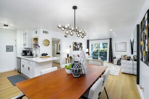 Dining - King Bed/Tennis Court/Fast Internet - Entire Condo (Santa Clarita)