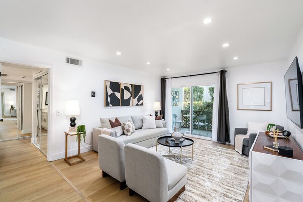 Smart TV - King Bed/Tennis Court/Fast Internet - Entire Condo (Santa Clarita)