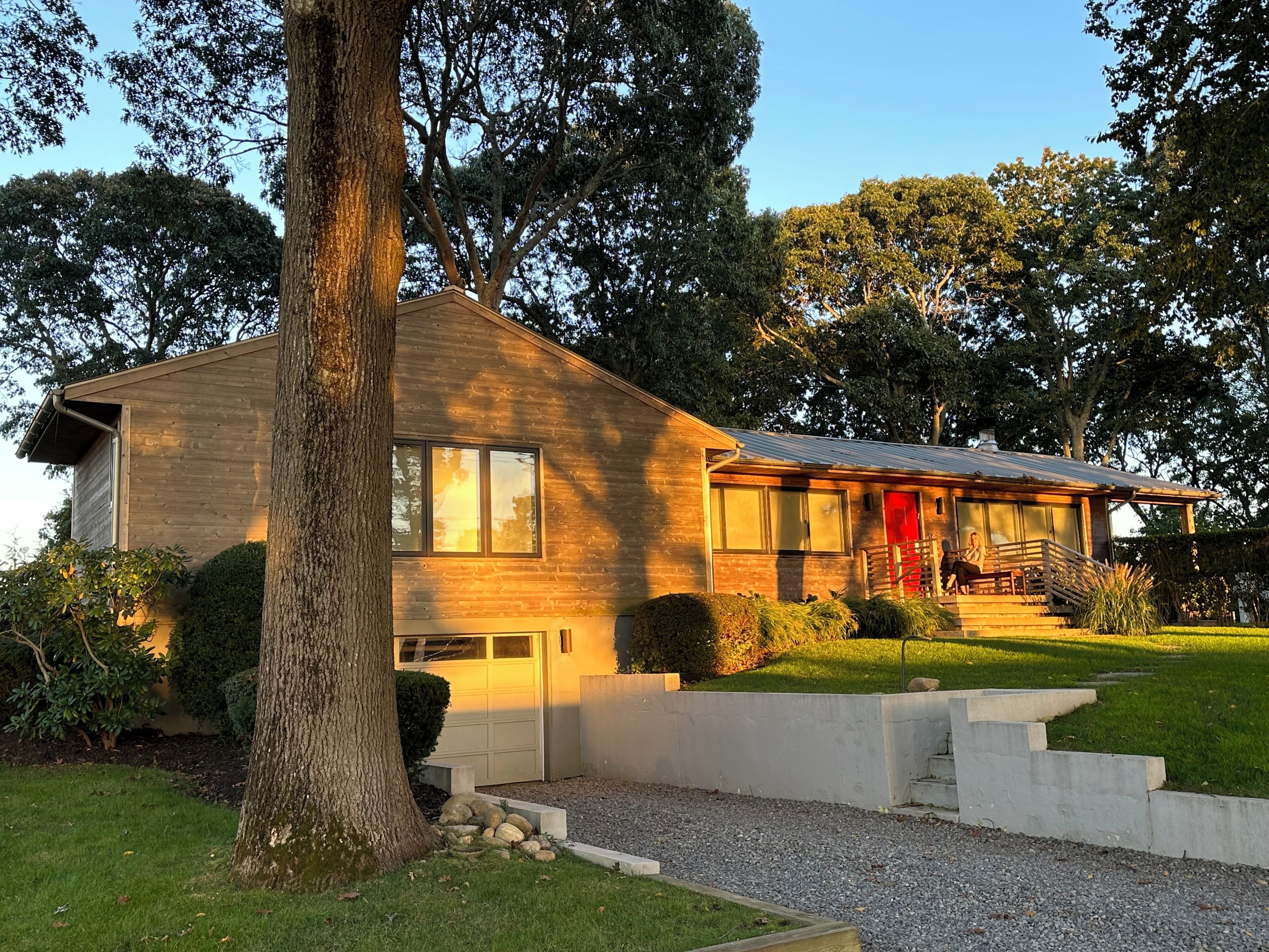 Sag Harbor! Charming 2-bedroom house  with sunset views. swimming pool, WiFi 