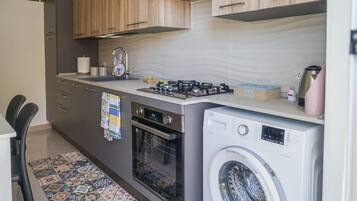 Fridge, oven, stovetop, dishwasher