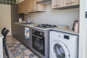 Fridge, oven, stovetop, dishwasher