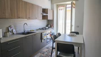 Jääkaappi, uuni, liesi, astianpesukone