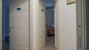 1 多间卧室、办公桌、WiFi、床单