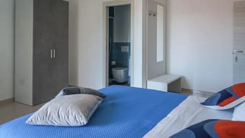 1 bedroom, desk, WiFi, bed sheets