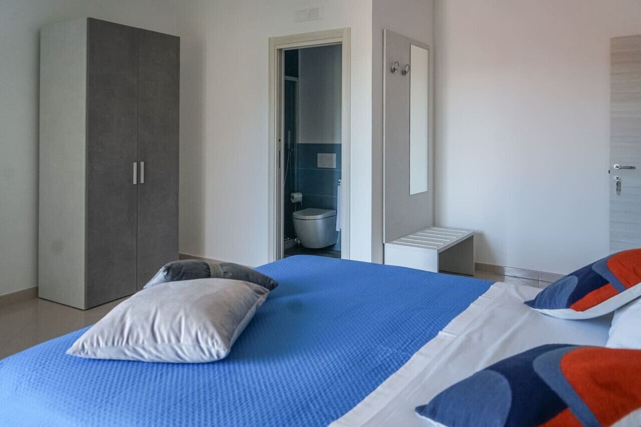 1 bedroom, desk, WiFi, bed sheets