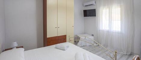 1 bedroom, desk, iron/ironing board, WiFi