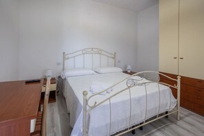 1 bedroom, desk, iron/ironing board, WiFi