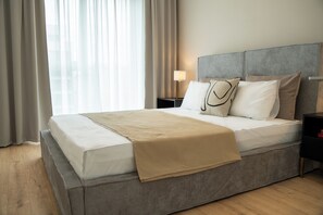 1 bedroom, iron/ironing board, WiFi, bed sheets - Cityscape Oasis - Stylish & Cozy apt in Brașov (Brașov)