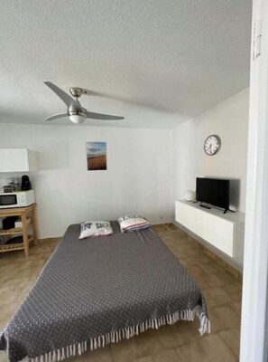 1 bedroom, bed sheets