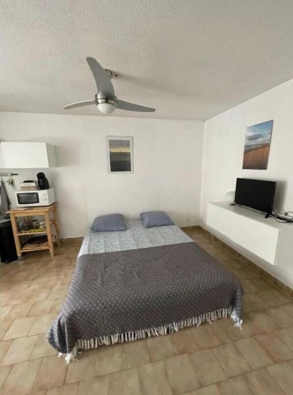 1 bedroom, bed sheets