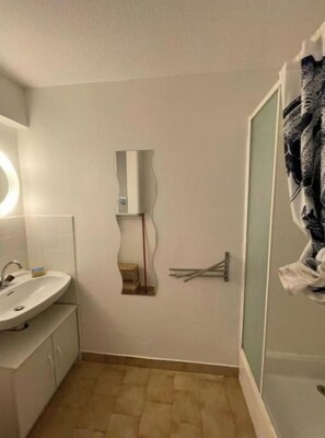 Shower, towels, toilet paper