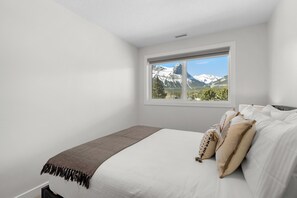 4 makuuhuonetta, työpöytä, ilmainen Wi-Fi, vuodevaatteet