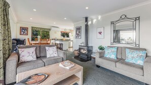 TV - Moetapu Magic - Marlborough Sounds Holiday Home (Picton)