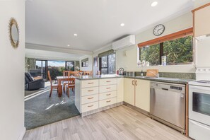 ميكروويف، غسالة أطباق، محمصة خبز، مستلزمات طهي/أطباق/أوعية