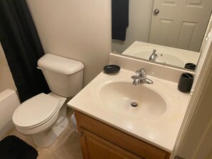Bidet, toallas, jabón, shampoo 