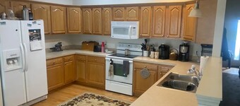 Charming 3-bedroom townhome with AC and WiFi in Boalsburg - 10 min from PSU. 
