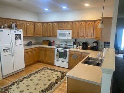Charming 3-bedroom townhome with AC and WiFi in Boalsburg - 10 min from PSU. 