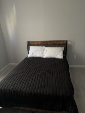 2 habitaciones, tabla de planchar con plancha, wifi y ropa de cama 
