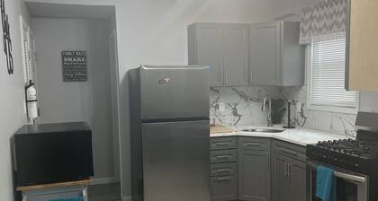 Superb 2-bedroom apartment in charming Newark with AC, WiFi, dresser