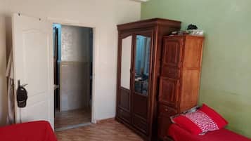 3 chambres, fer et planche à repasser, Wi-Fi, draps fournis