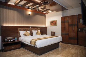 Luxury Suite | Premium bedding, memory-foam beds, iron/ironing board, free WiFi - THE ON TIME HOTEL Bangalore (Bengaluru)
