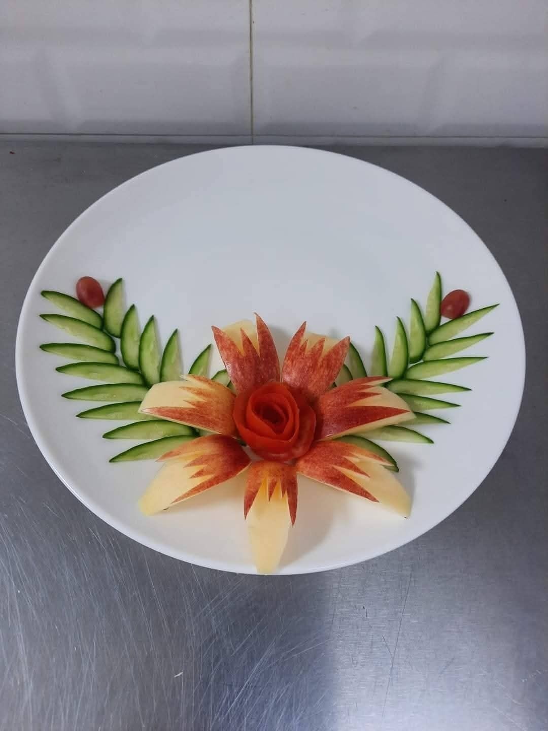 Un plato blanco con una composición de frutas.