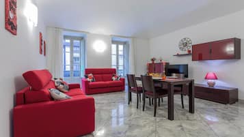 Appartement, balcon | Coin séjour | Télévision de 35 pouces avec chaînes numériques