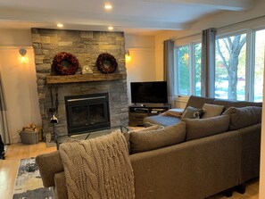 Living area - In the center of Tremblant's Old Village, opposite the covered park. (Mont-Tremblant)