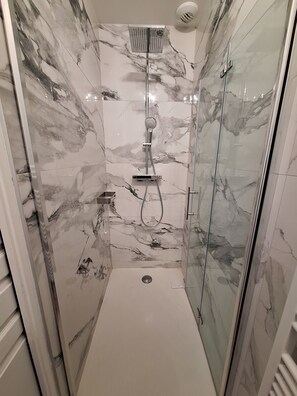 Douche, serviettes fournies, savon, papier de toilette