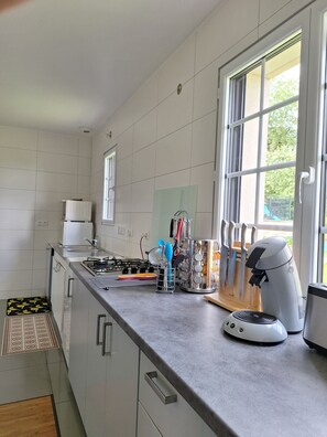 Frigorífic, microones, forn i placa de cuina 