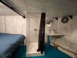 Douche, sèche-cheveux, bidet, serviettes fournies