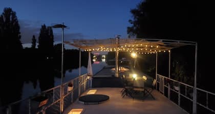 Cosy and convivial houseboat