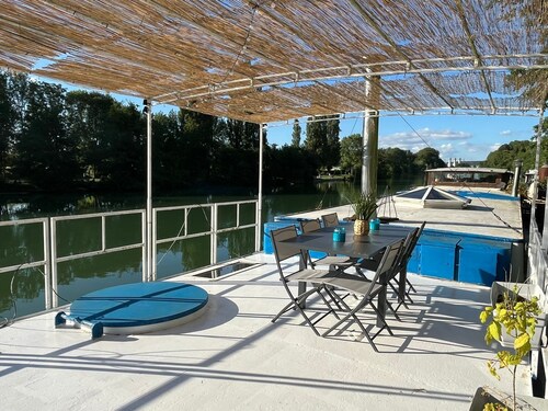 Cosy and convivial houseboat