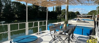 Cosy and convivial houseboat