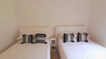 4 chambres, fer et planche à repasser, Wi-Fi, draps fournis