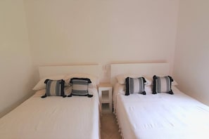 4 habitaciones, tabla de planchar con plancha, wifi y ropa de cama 