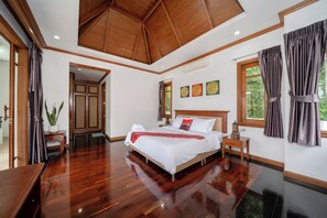 4 Schlafzimmer, Zimmersafe, Schreibtisch, Bügeleisen/Bügelbrett