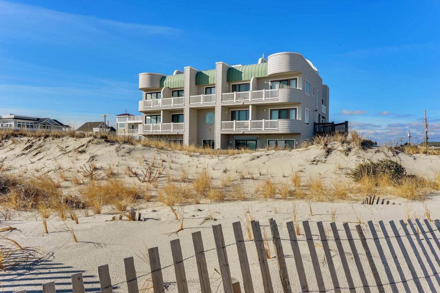  Fully Renovated Designer Townhome, 305 White Sands is ready to welcome guests! 