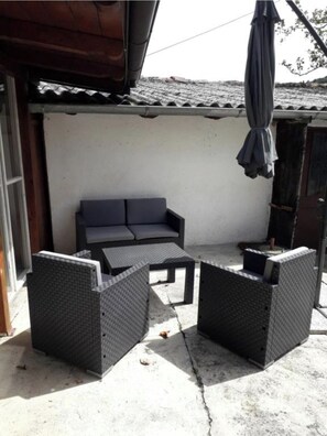 Terrace/patio - Feel surrounded by nature. Pets allowed (Sežana)