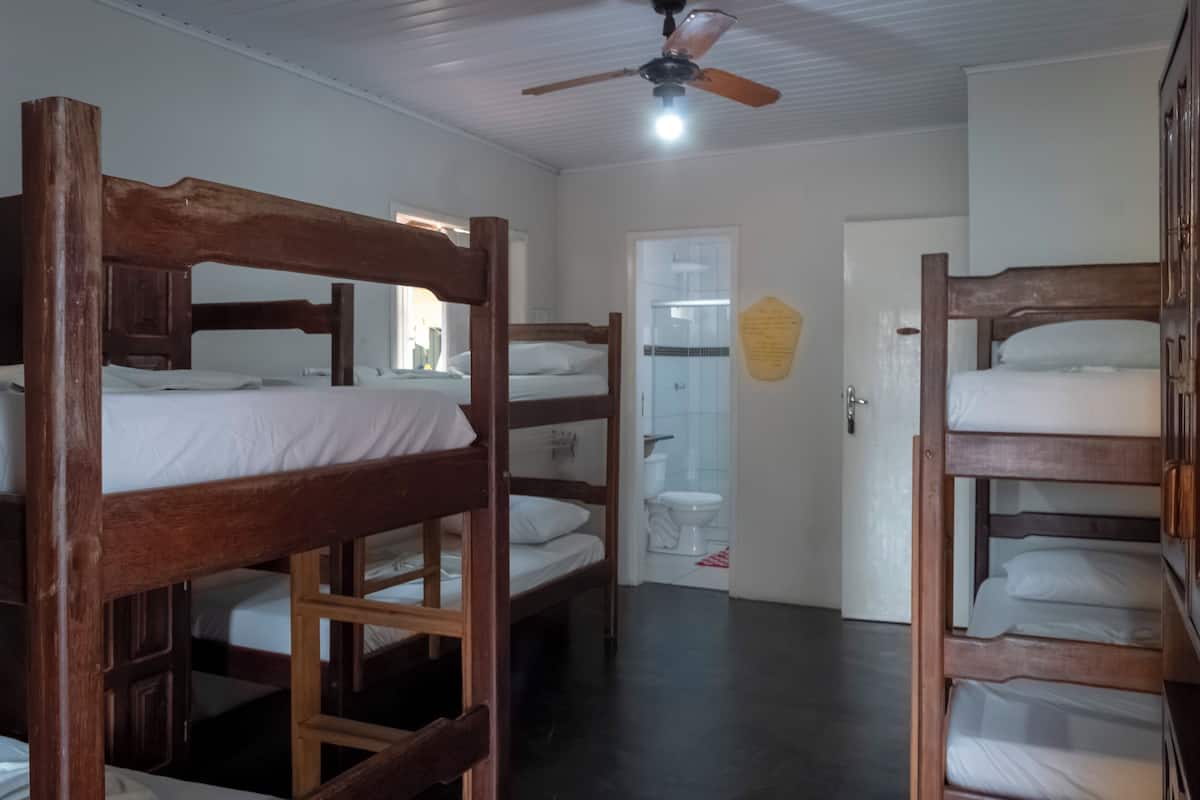 基本共用宿舍 | 免費無線上網、床單