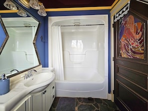 Sèche-cheveux, serviettes fournies, savon, papier toilette